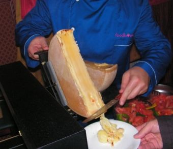 Ser Raclette Seiler -Szwajcaria (1/2 kręgu). Waga 2,6-3 kg.