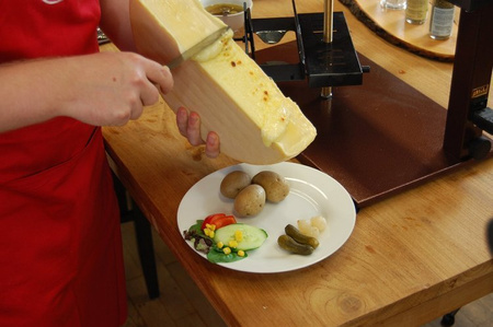 Ser Raclette Seiler -Szwajcaria (1/2 kręgu). Waga 2,6-3 kg.