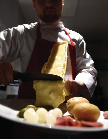 Ser Raclette Seiler -Szwajcaria (1/2 kręgu). Waga 2,6-3 kg.